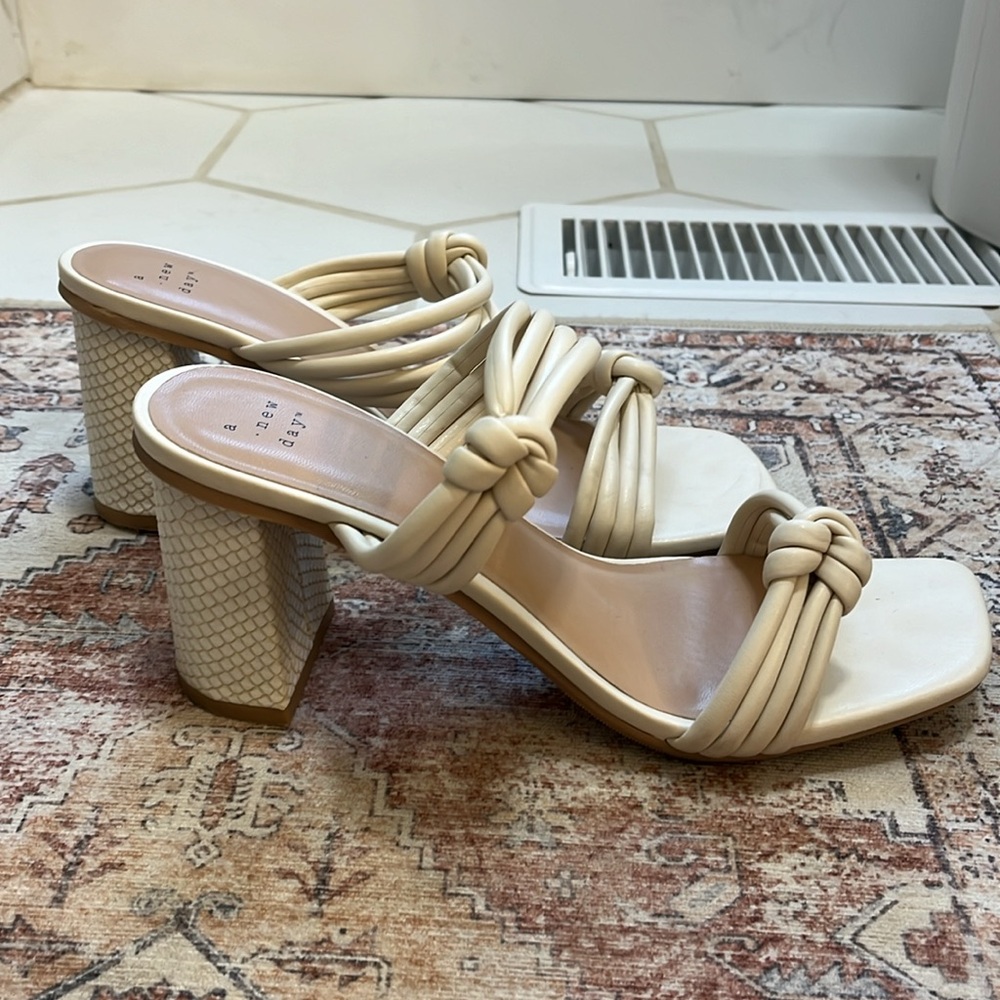 Block Heel Samdals - Picture 4 of 7